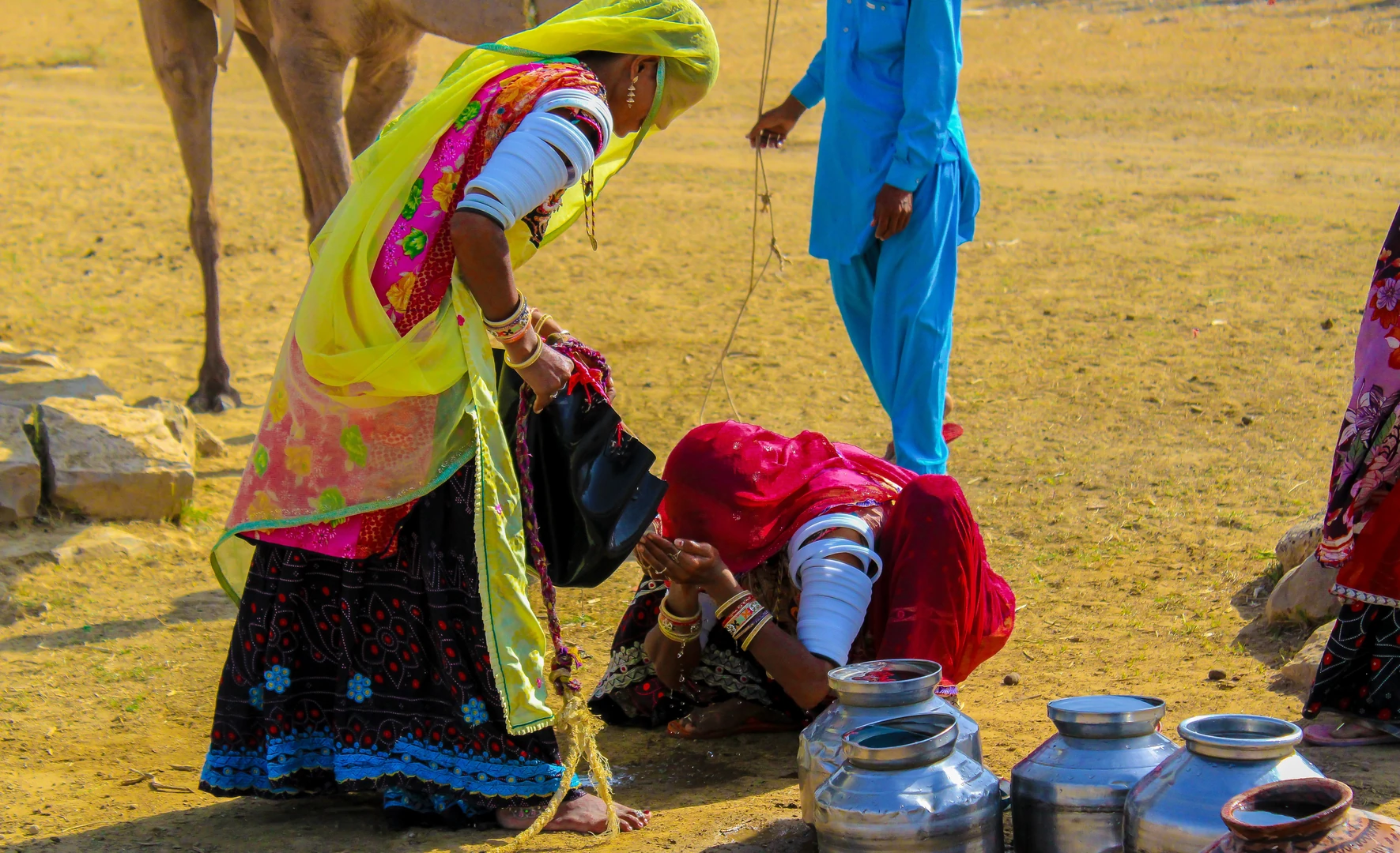 भारत में पानी पीती महिला