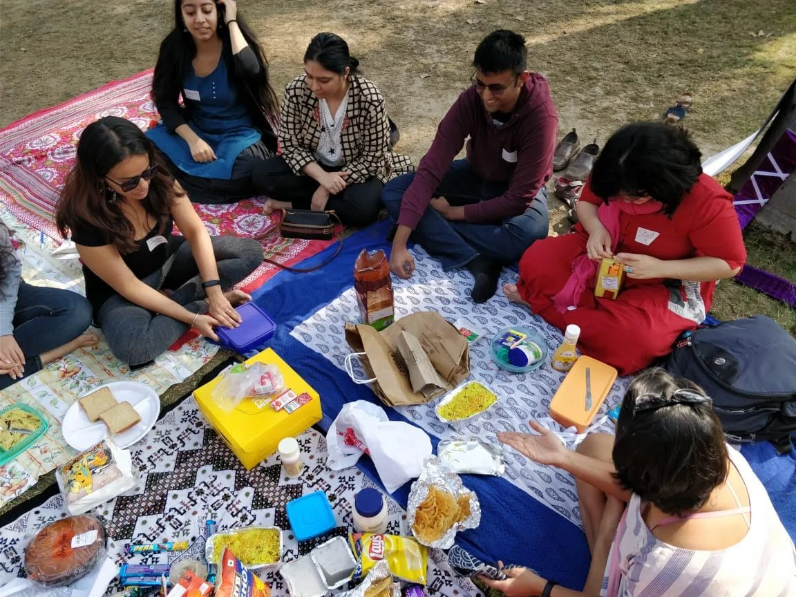पार्क में आराम करते लोग